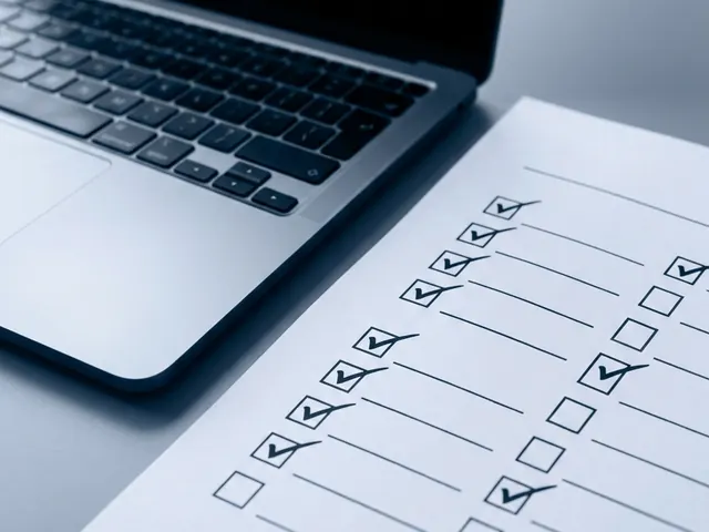 Lista kontrolna z zaznaczonymi polami obok laptopa